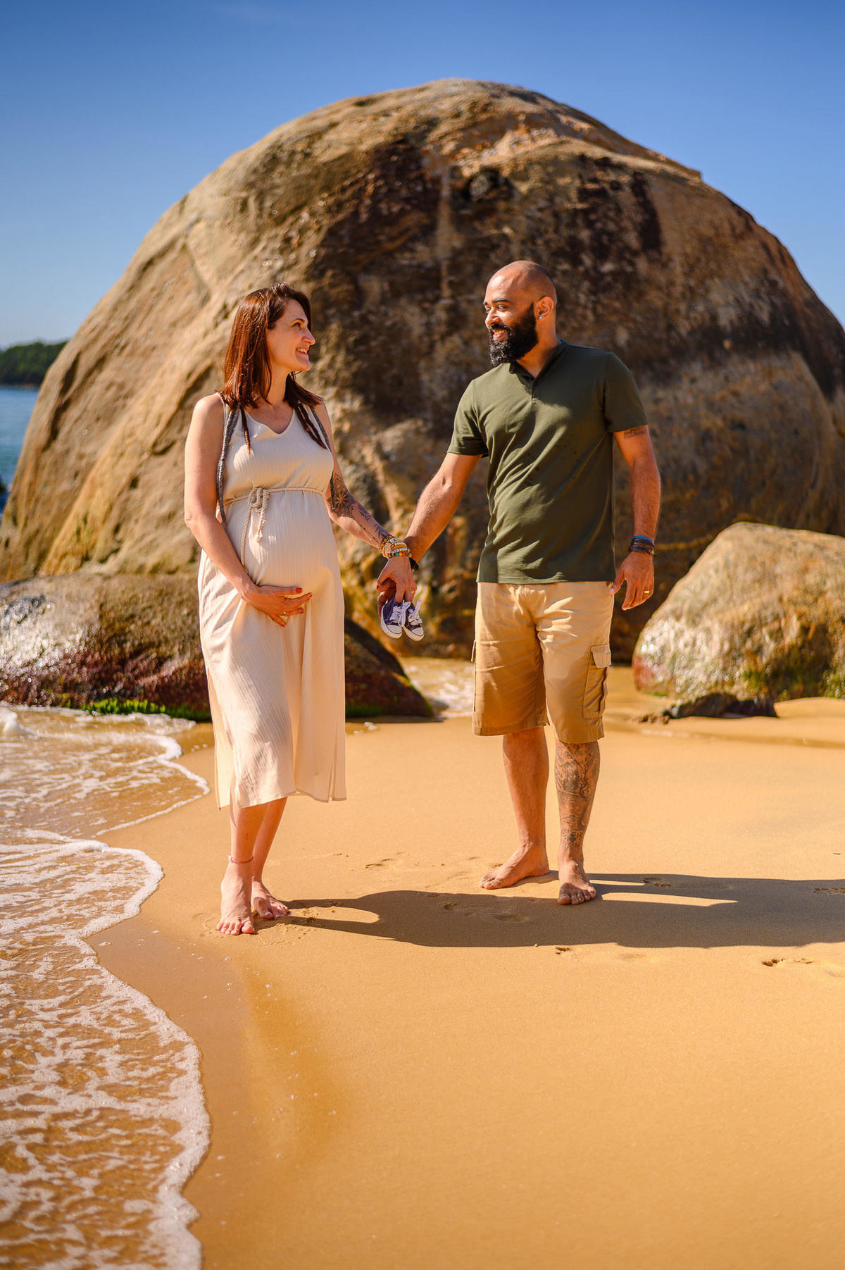 Fotos de gestante ao ar livre no litoral de Santa Catarina