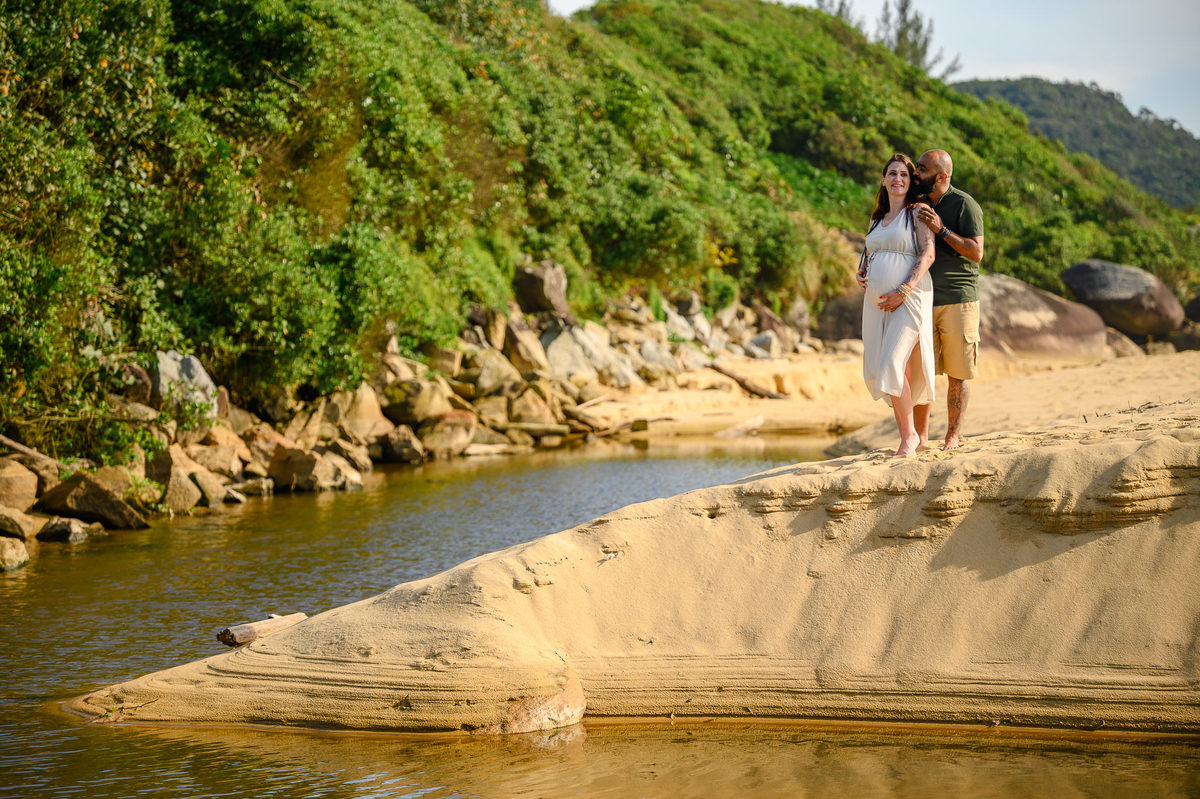 Ensaio gestante na Praia da Ilhota em Itapema SC com casal