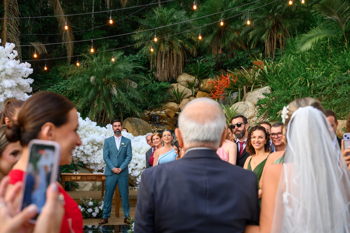 Entrada dos noivos no casamento no Espaço Cascata do Indaiá