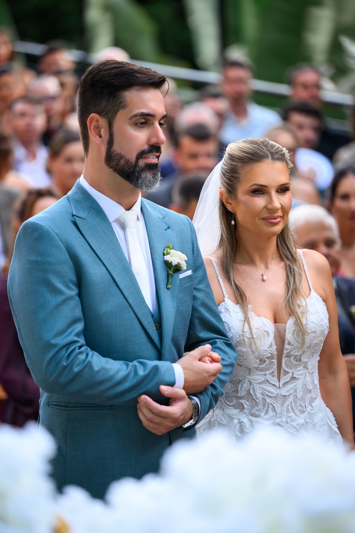 Noivos Fabiani e Caio no casamento no Indaiá Eventos em Itapema