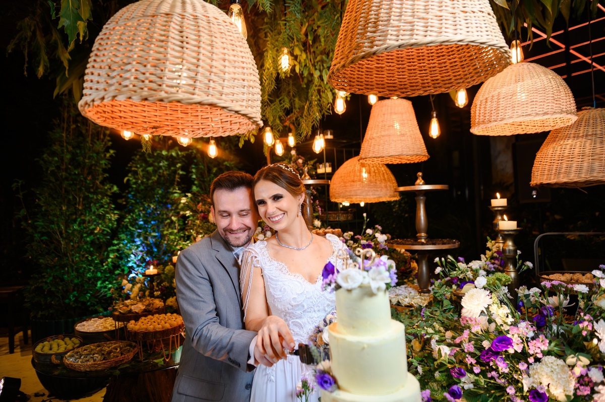 Vanessa e Paulo diante da decoração do casamento na Quinta Borba Eventos em Itajaí