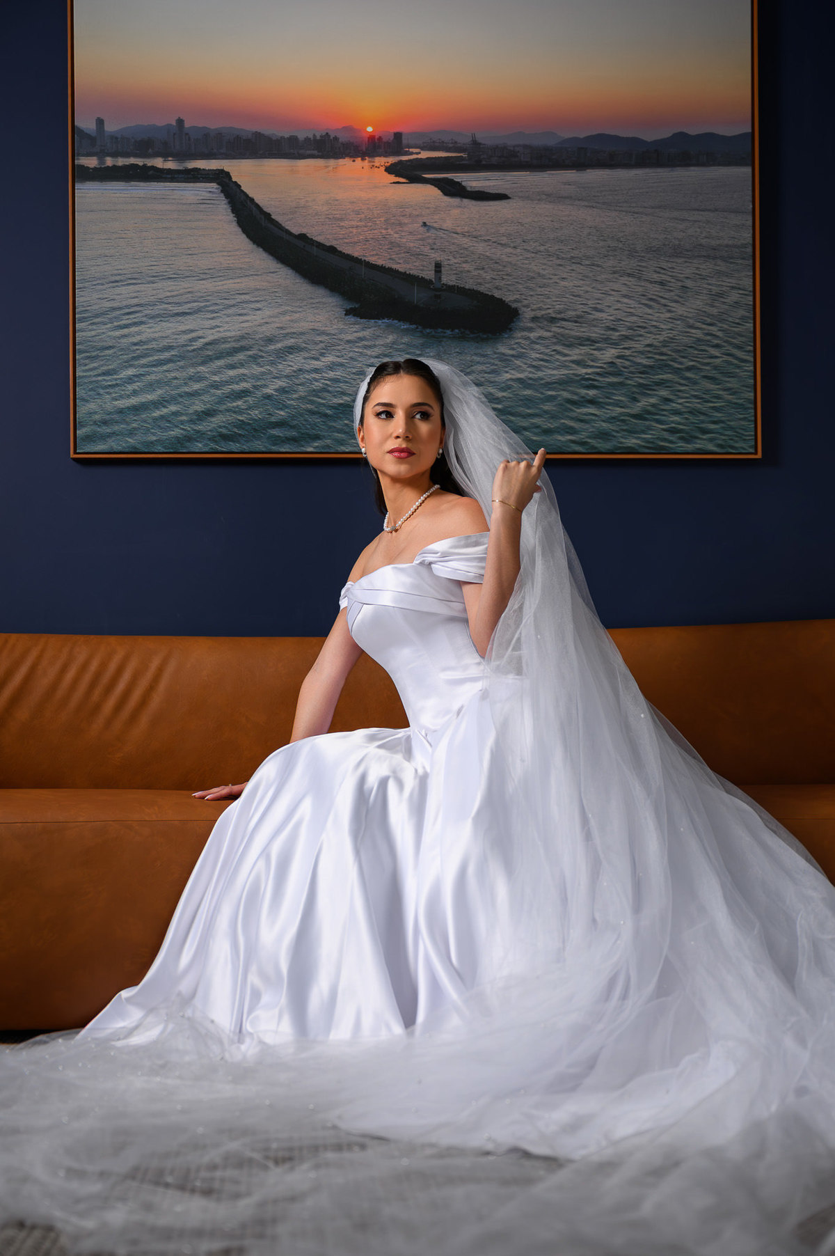 Noiva sentada com véu longo em retrato editorial
