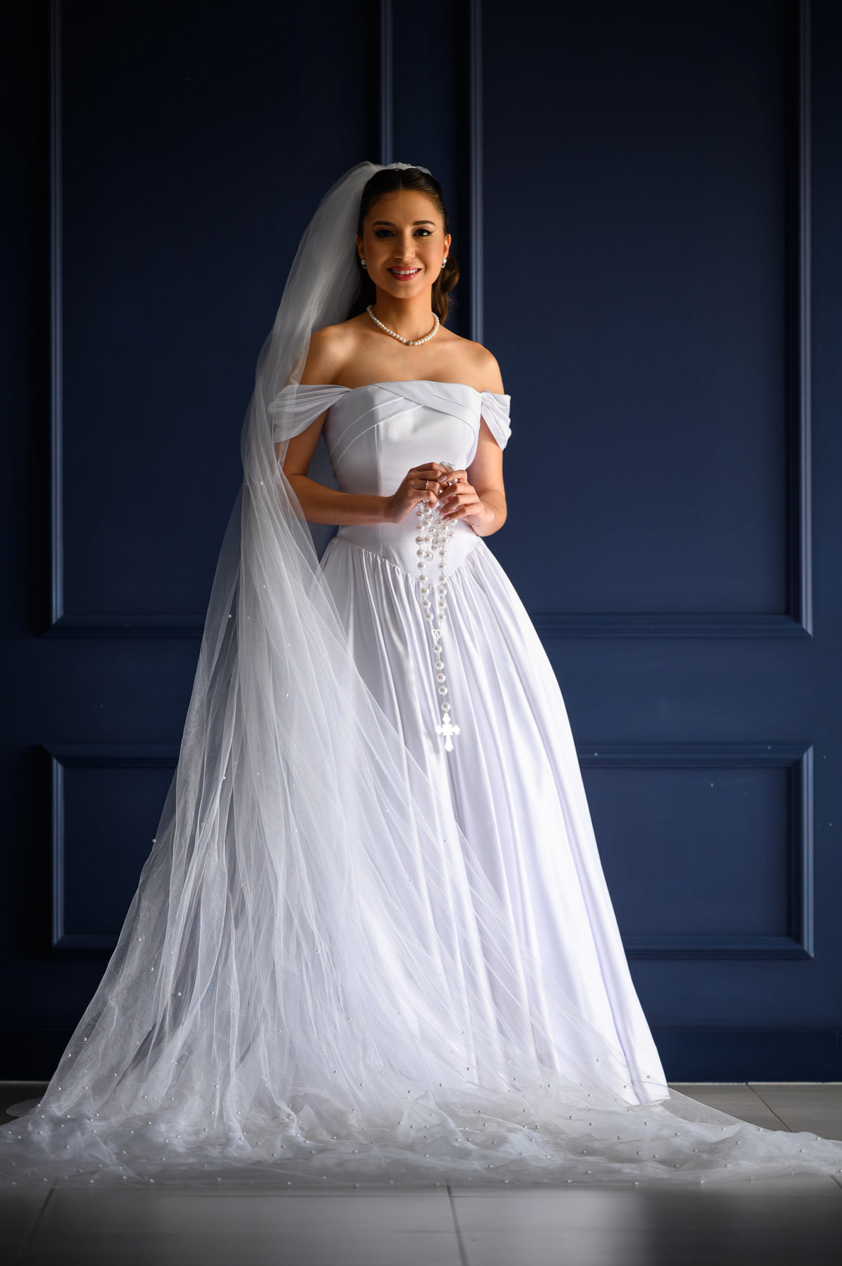 Noiva pronta com vestido e véu em retrato clássico no making of