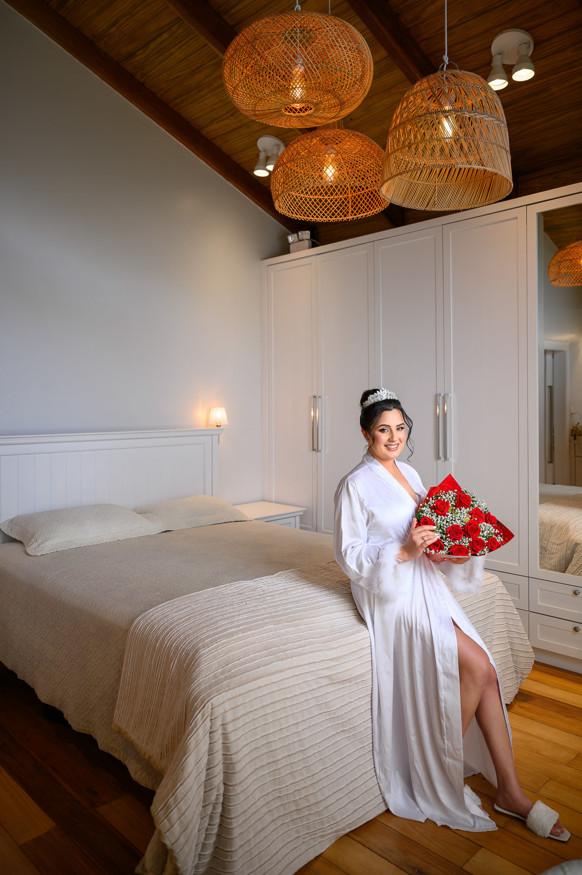 Noiva sentada com flores durante o making of