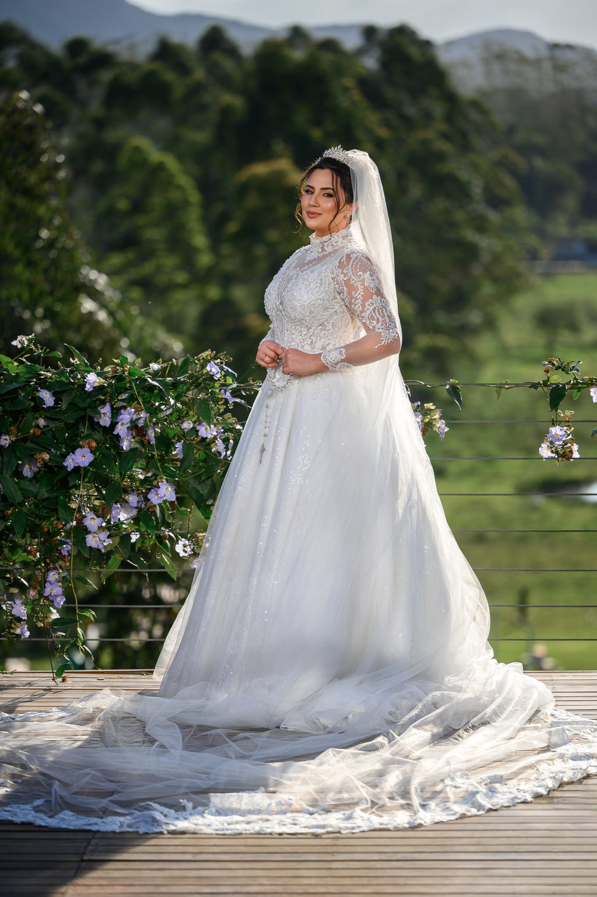Noiva com véu longo em retrato externo antes da cerimônia
