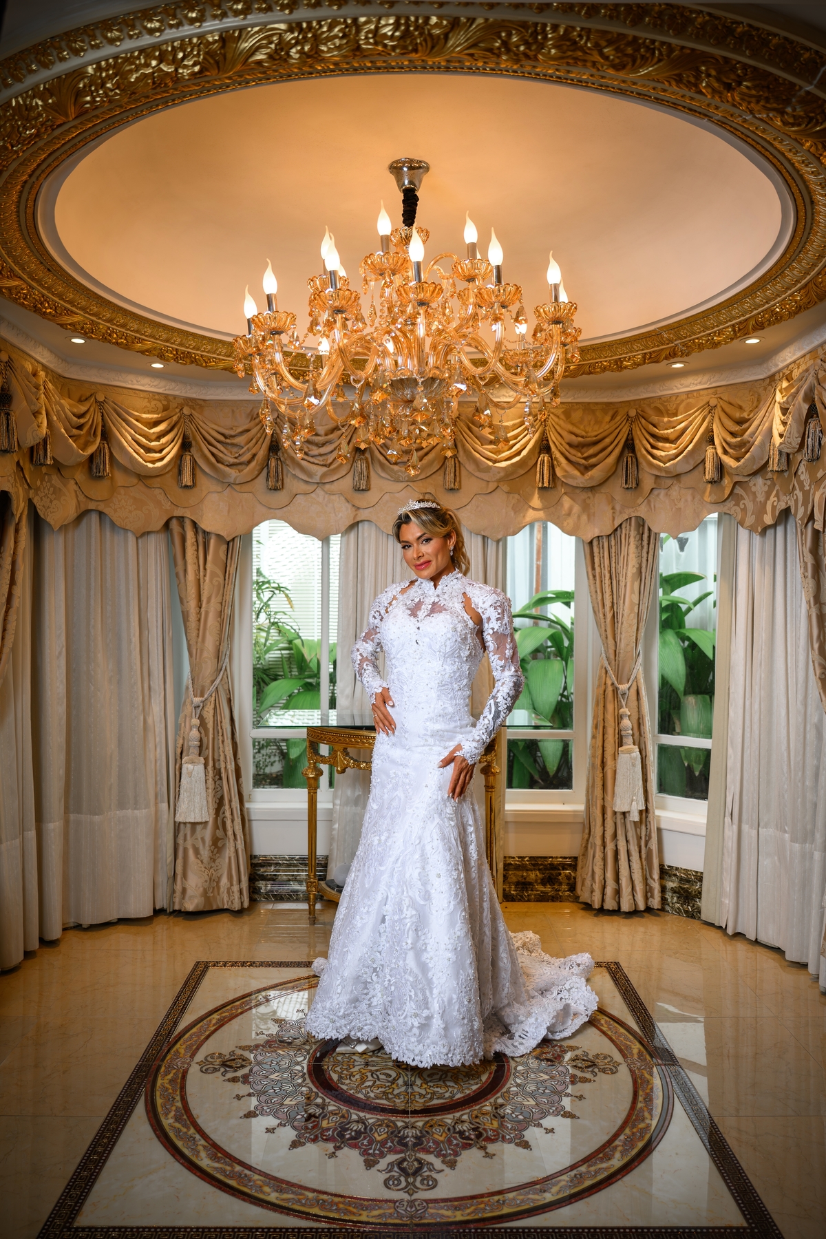 Noiva pronta em retrato editorial em ambiente clássico durante o making of