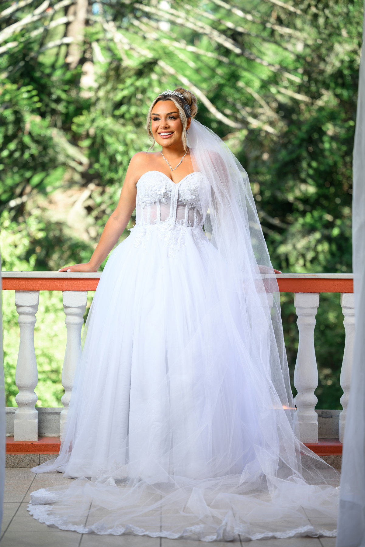 Noiva pronta com vestido e véu durante o making of do casamento em Santa Catarina