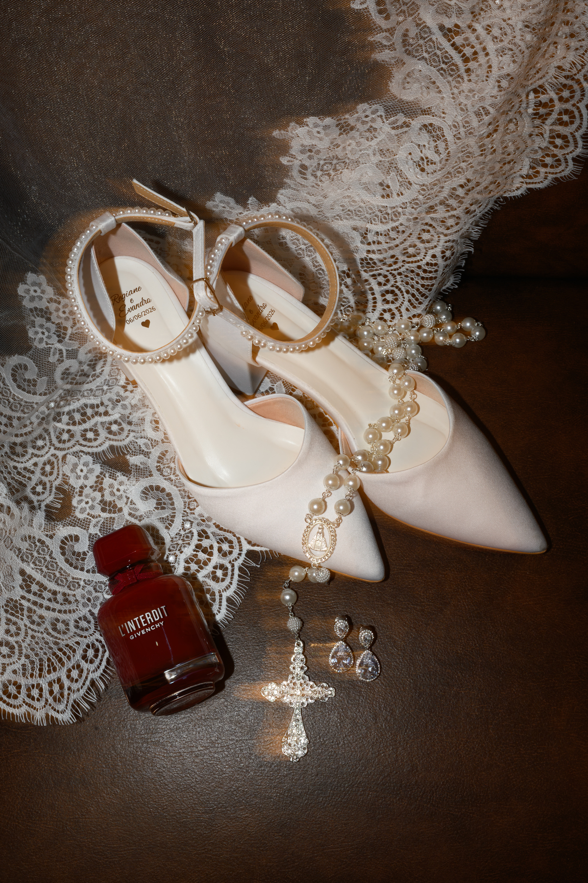 Sapatos, terço, perfume e acessórios da noiva no making of