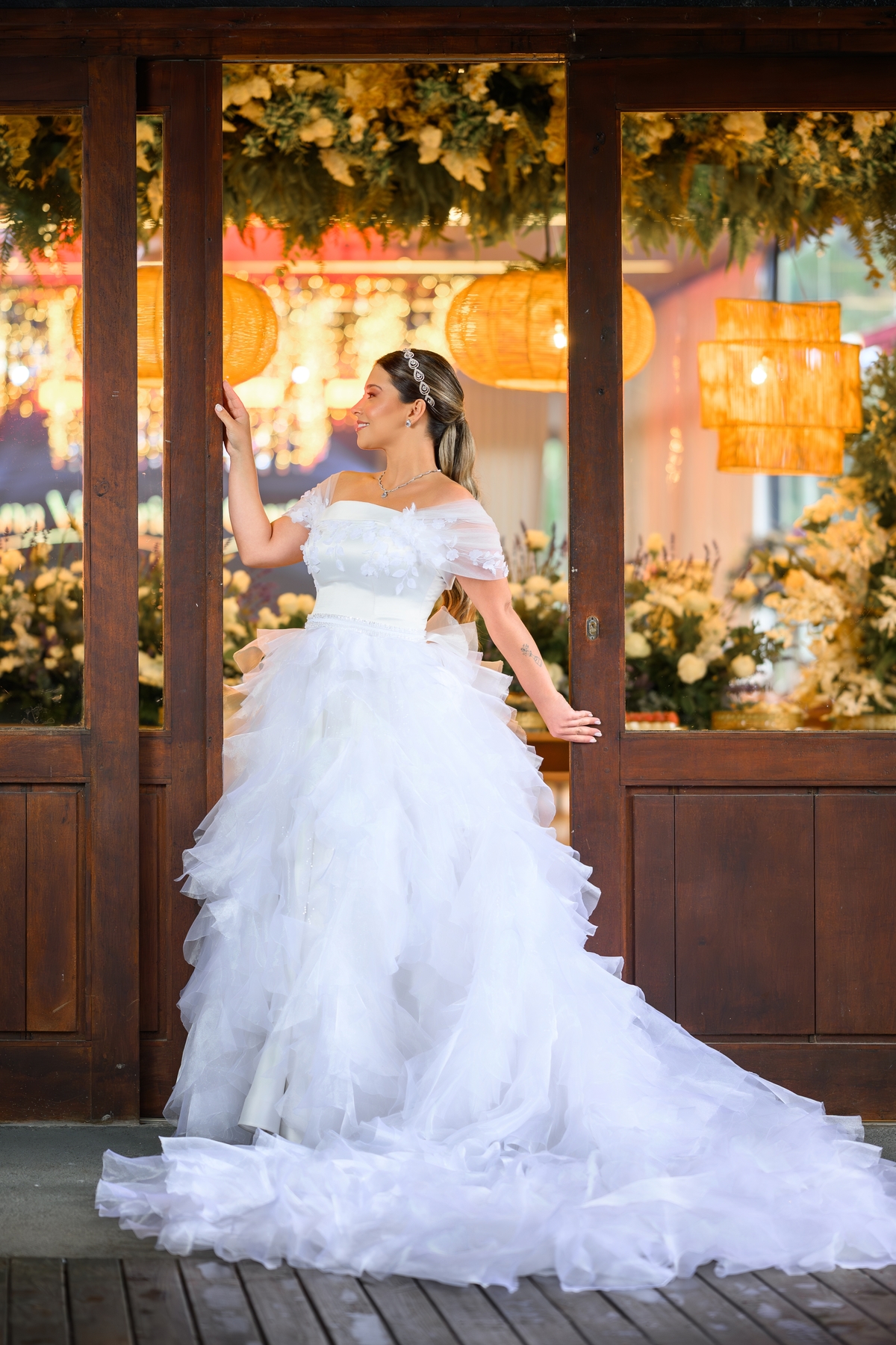 Noiva pronta fotografada na entrada decorada do casamento