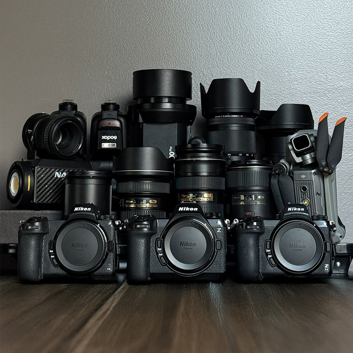 Equipamentos Nikon, lentes, iluminação e drone preparados para cobertura de casamento