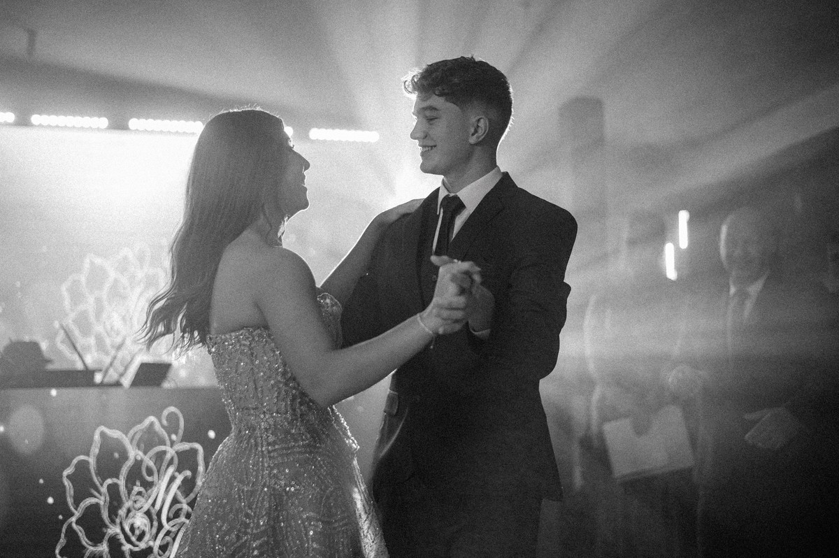 Debutante dançando em fotografia preto e branco com luz cinematográfica.
