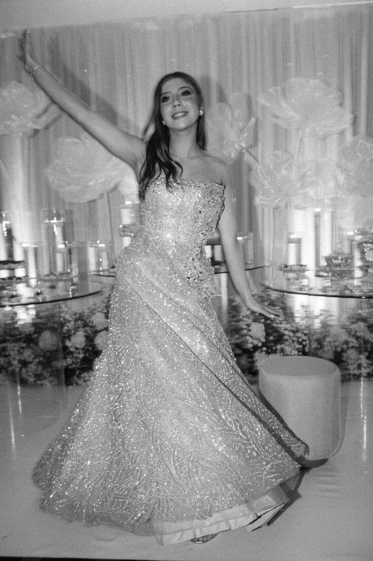 Debutante em movimento em retrato editorial preto e branco no Iate Clube Cabeçudas.