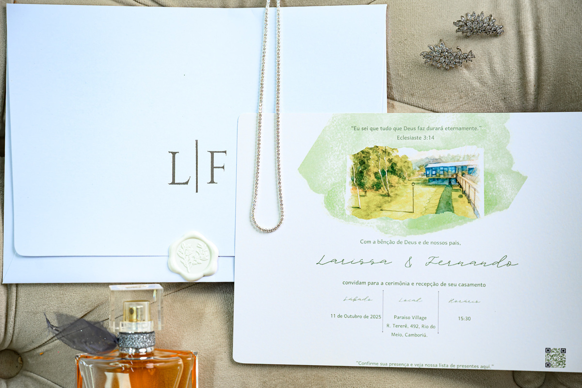 Convite, perfume e acessórios do casamento fotografados no making of