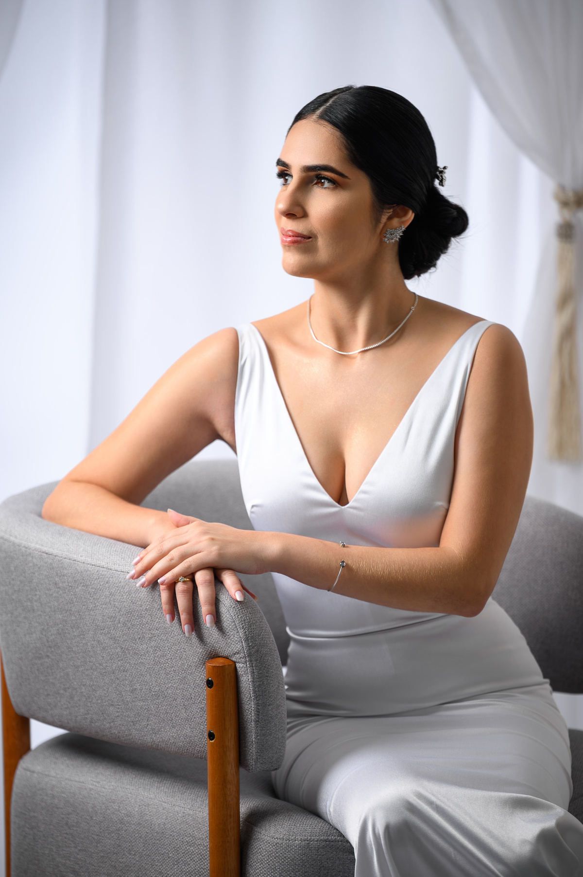 Noiva em ambiente claro e reservado antes de vestir o vestido de casamento