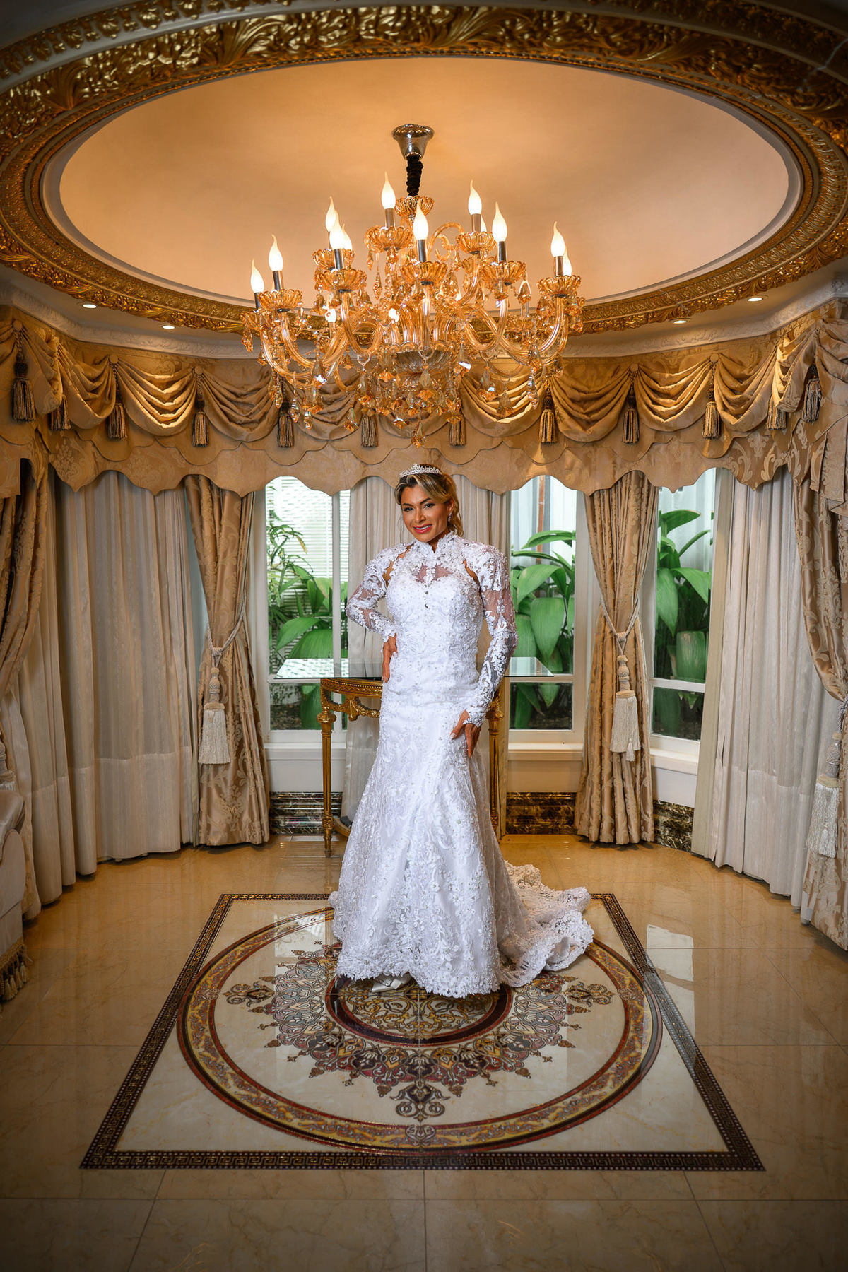 Noiva pronta sob o lustre do Palazzo Canello em Itajaí