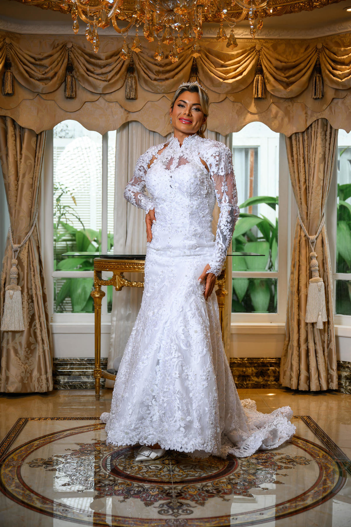 Retrato da noiva com vestido de renda no Palazzo Canello em Itajaí