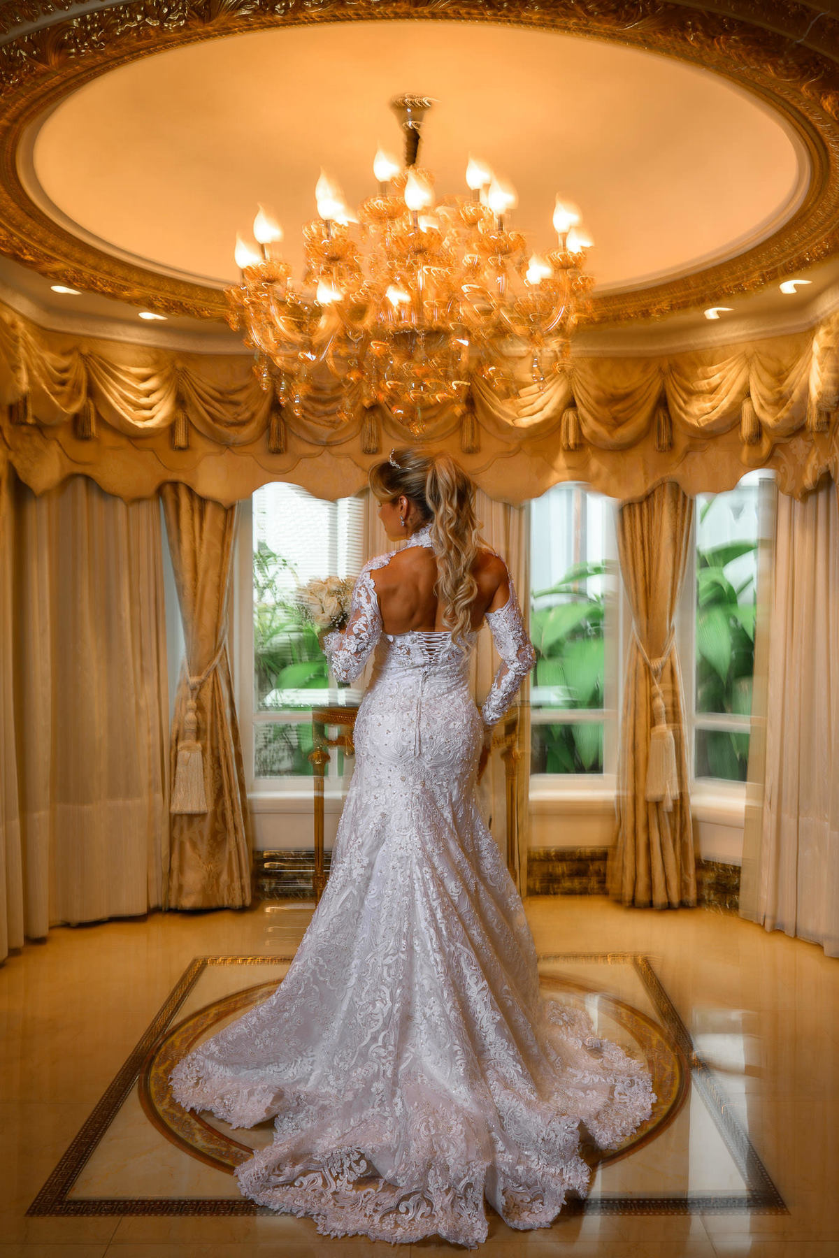 Fotografia da noiva de costas mostrando penteado e vestido no Palazzo Canello em Itajaí
