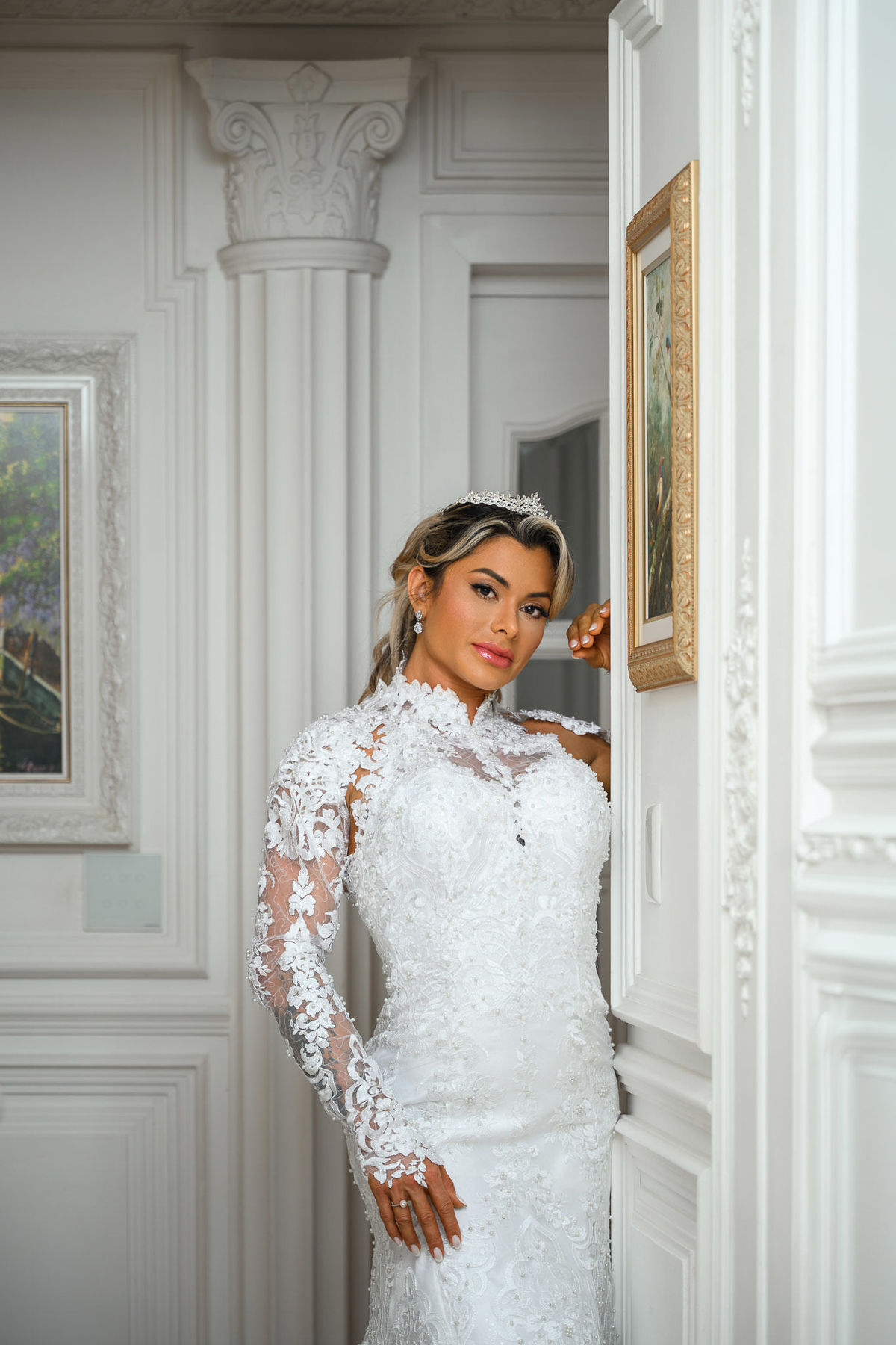 Retrato da noiva com buquê e vestido de renda no Palazzo Canello em Itajaí