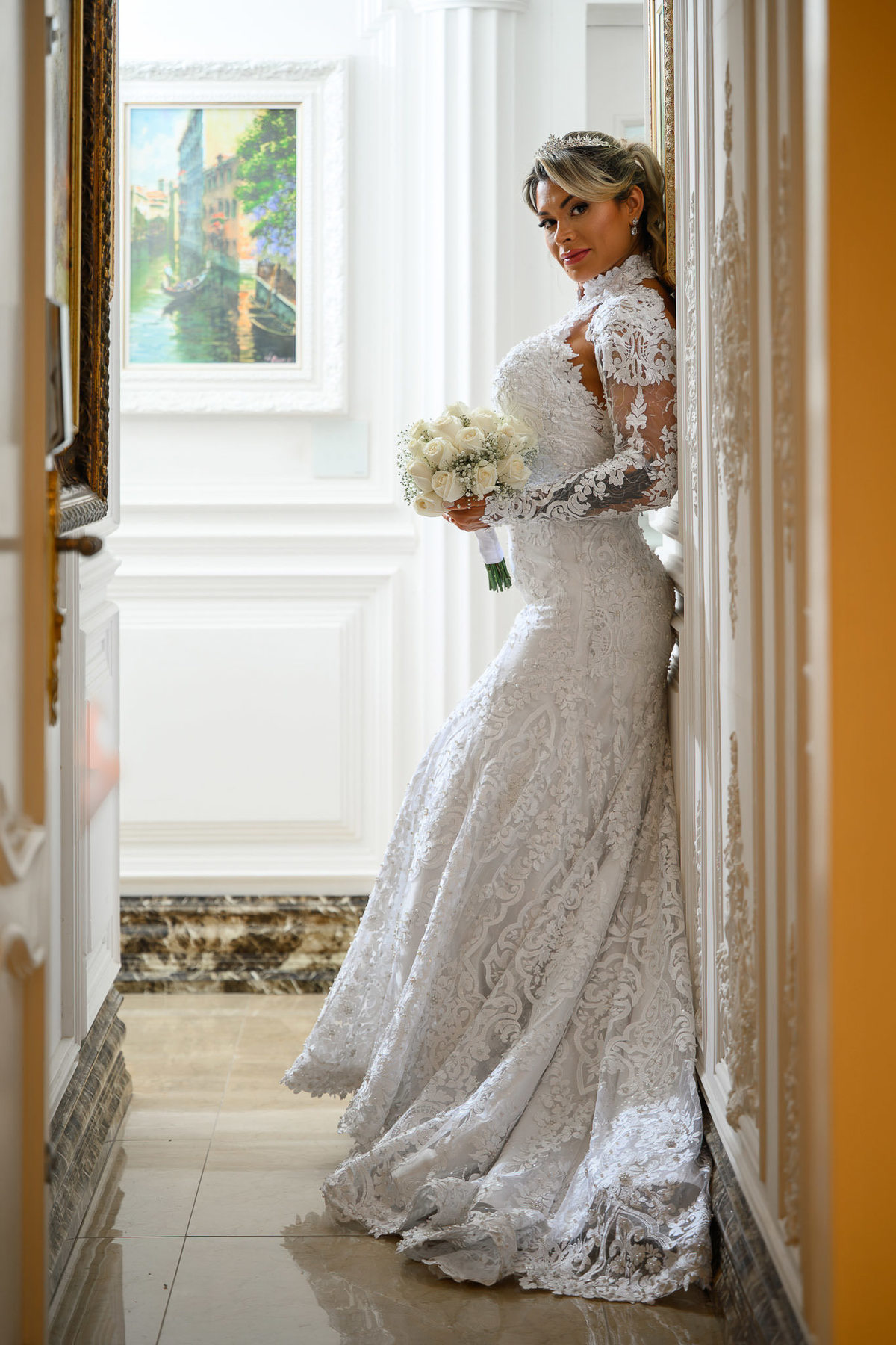 Fotografia delicada da noiva pronta com luz lateral em casamento em Itajaí