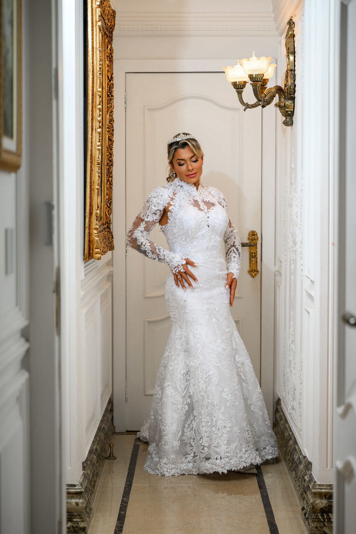 Retrato editorial da noiva com vestido de renda em casamento no Palazzo Canello