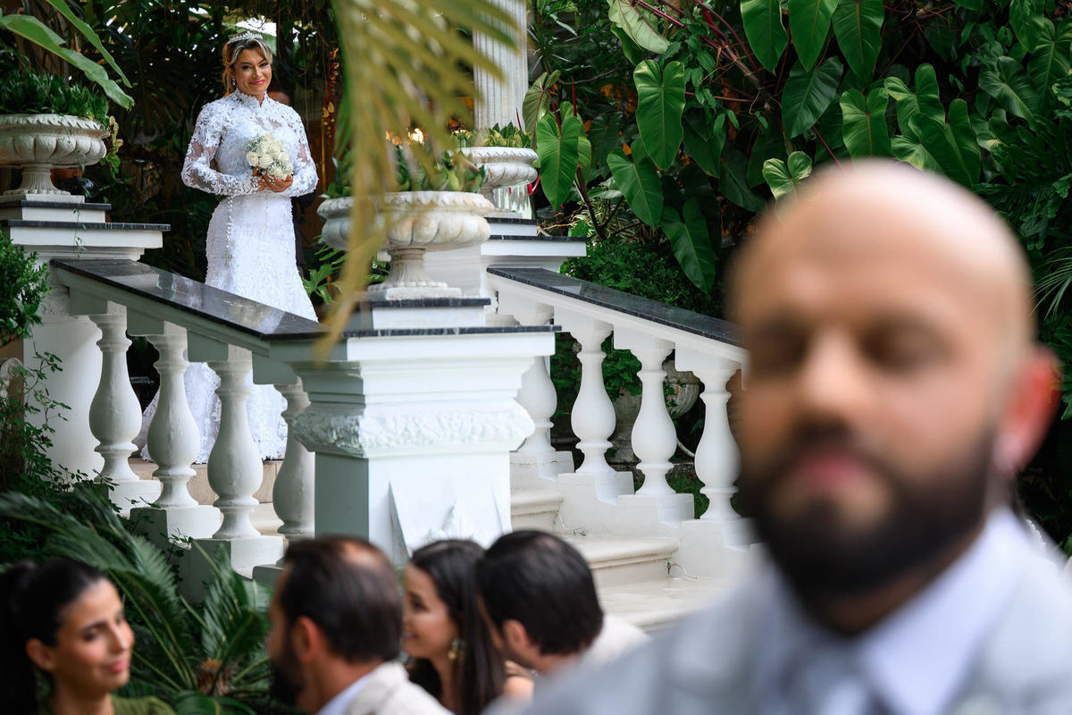 Entrada da noiva pela escada do Palazzo Canello com o noivo em primeiro plano