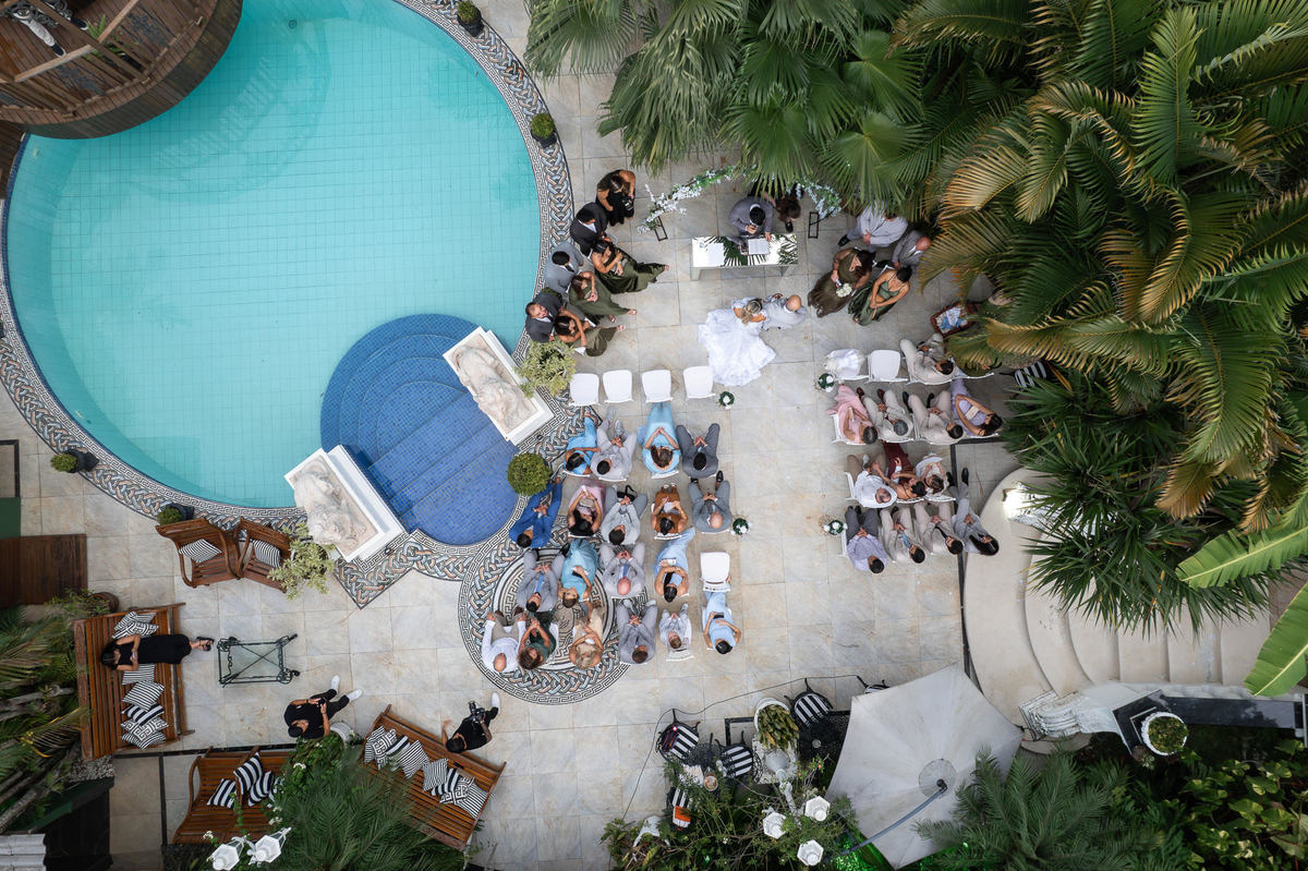 Fotografia ampla da cerimônia de casamento nos jardins do Palazzo Canello em Itajaí