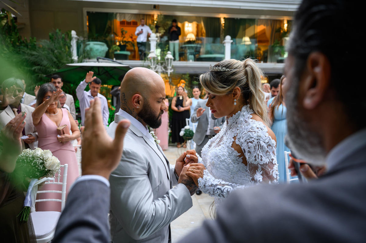 Cerimônia de casamento de Giselle e Willian entre os convidados