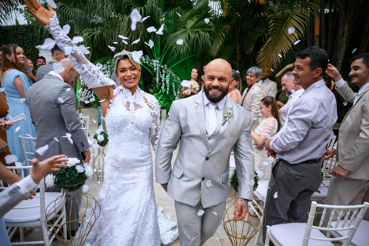 Giselle e Willian celebrando com pessoas próximas no Palazzo Canello