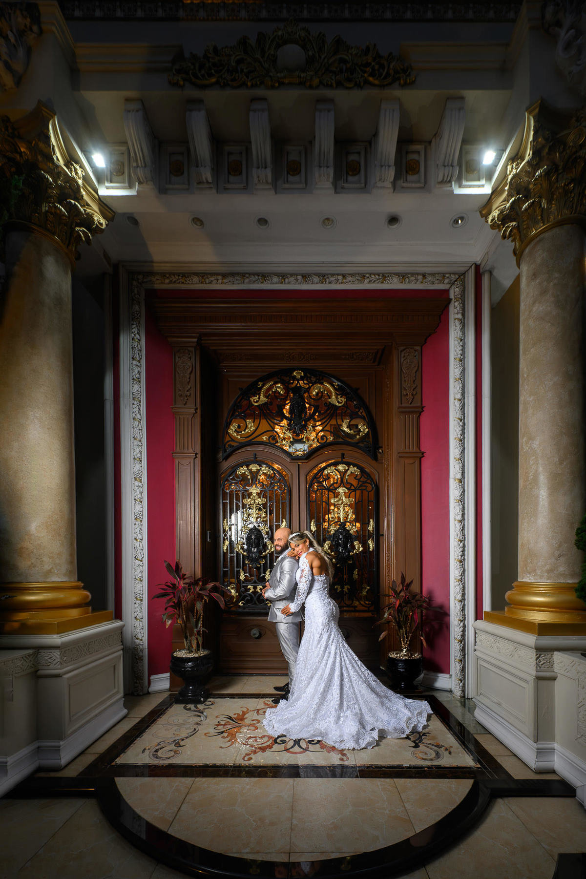 Giselle e Willian centralizados diante da arquitetura interna do Palazzo Canello em Itajaí