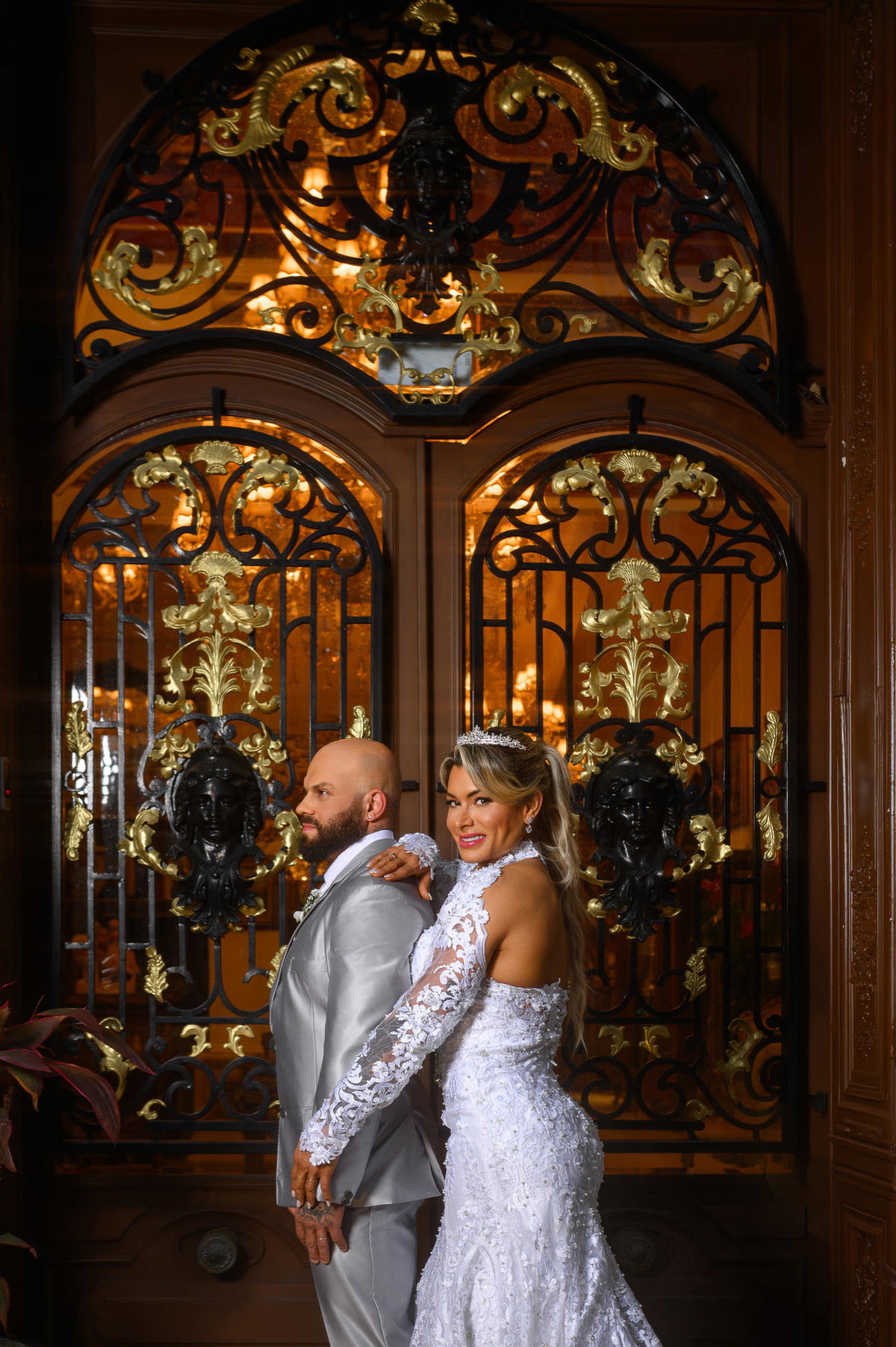 Giselle e Willian diante da porta ornamentada do Palazzo Canello