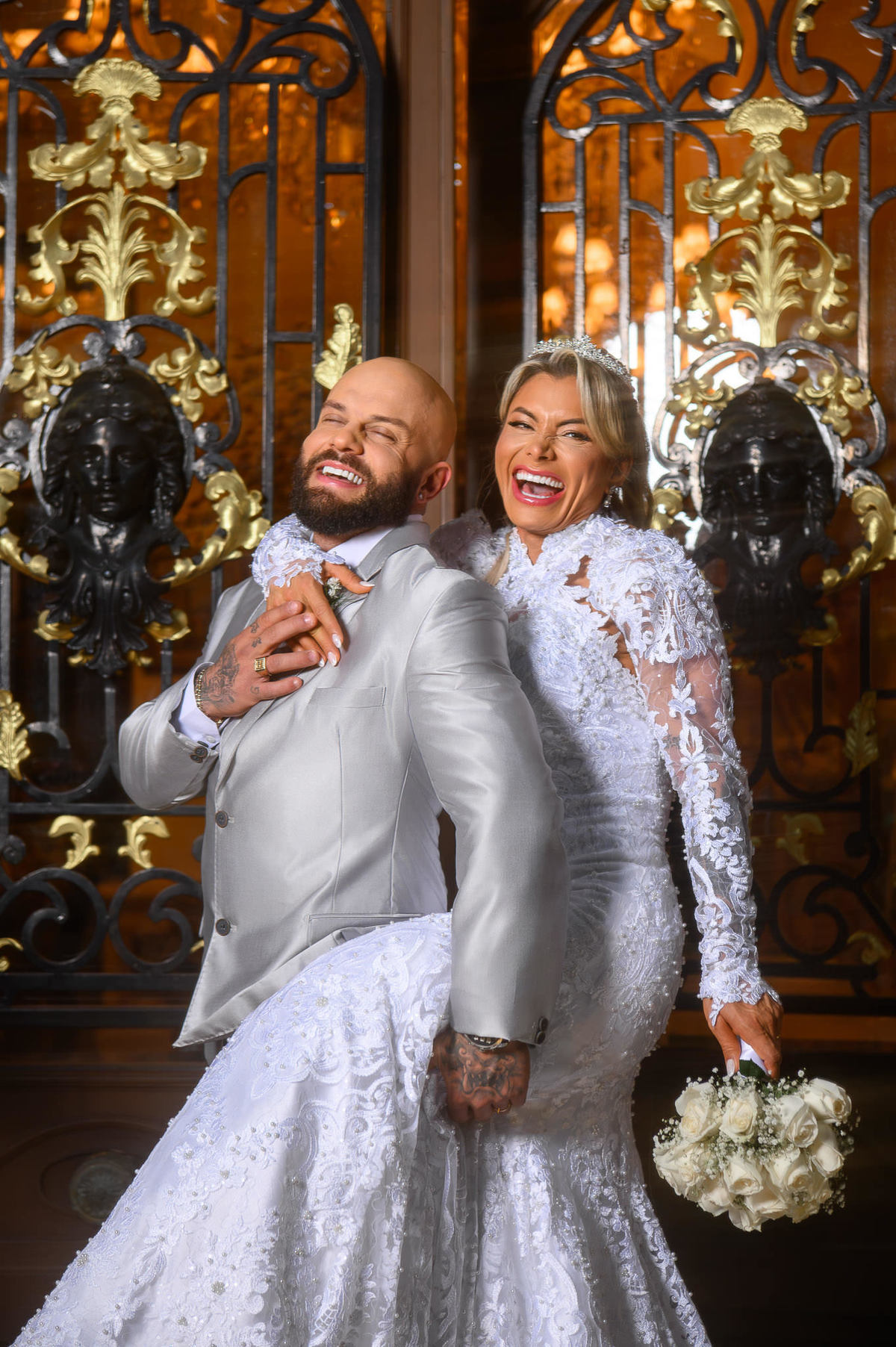 Fotografia espontânea da noiva e do noivo rindo no Palazzo Canello em Itajaí