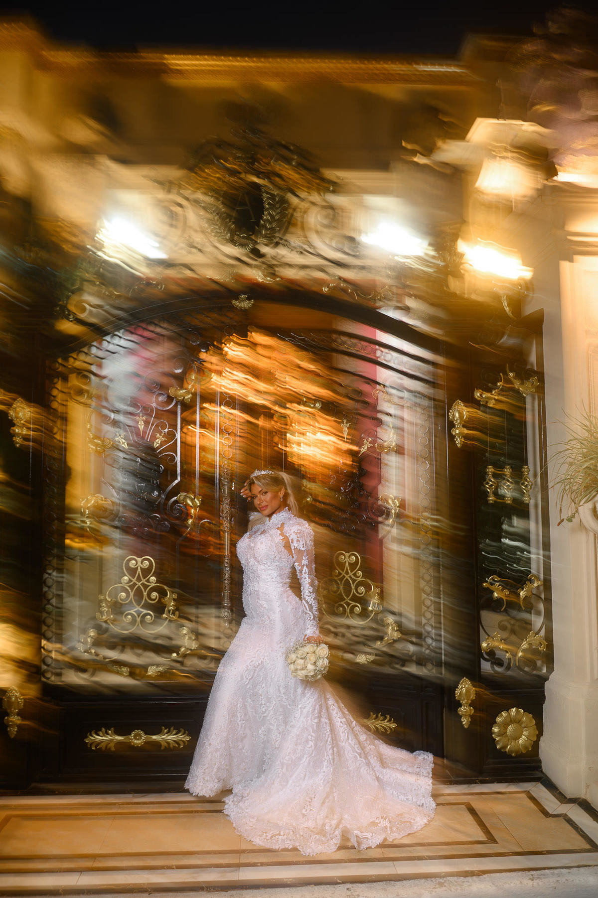 Fotografia editorial da noiva com movimento diante do Palazzo Canello em Itajaí