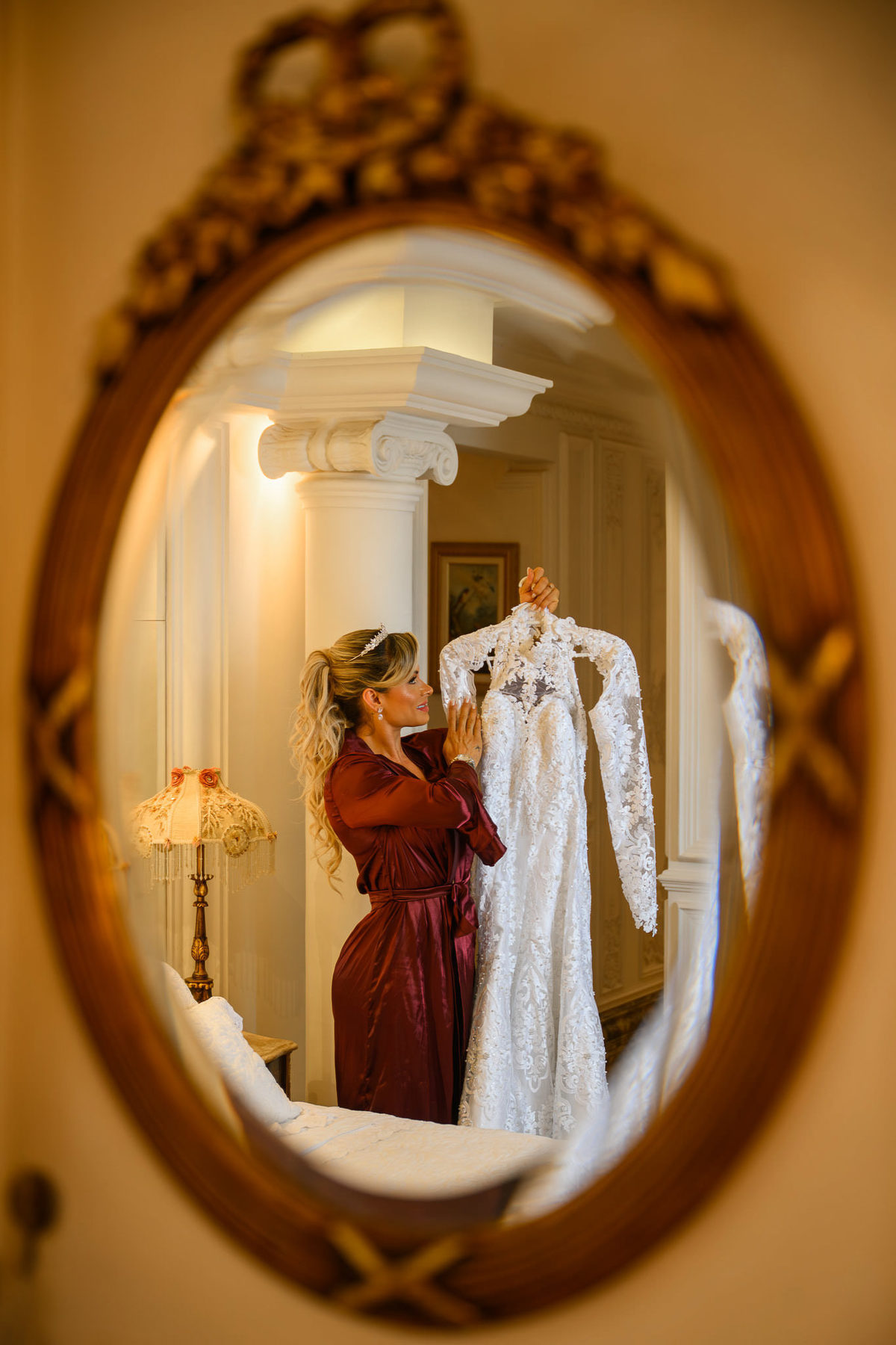 Giselle observando o vestido pelo espelho no Palazzo Canello