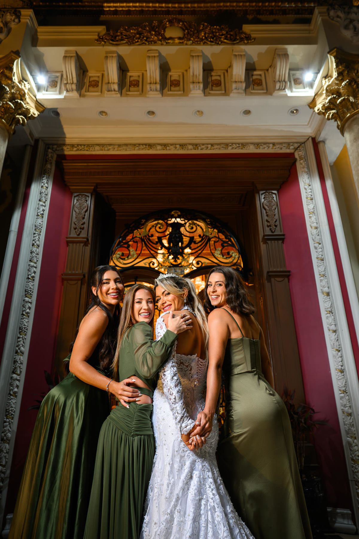 Fotografia da noiva com familiares diante da entrada do Palazzo Canello em Itajaí