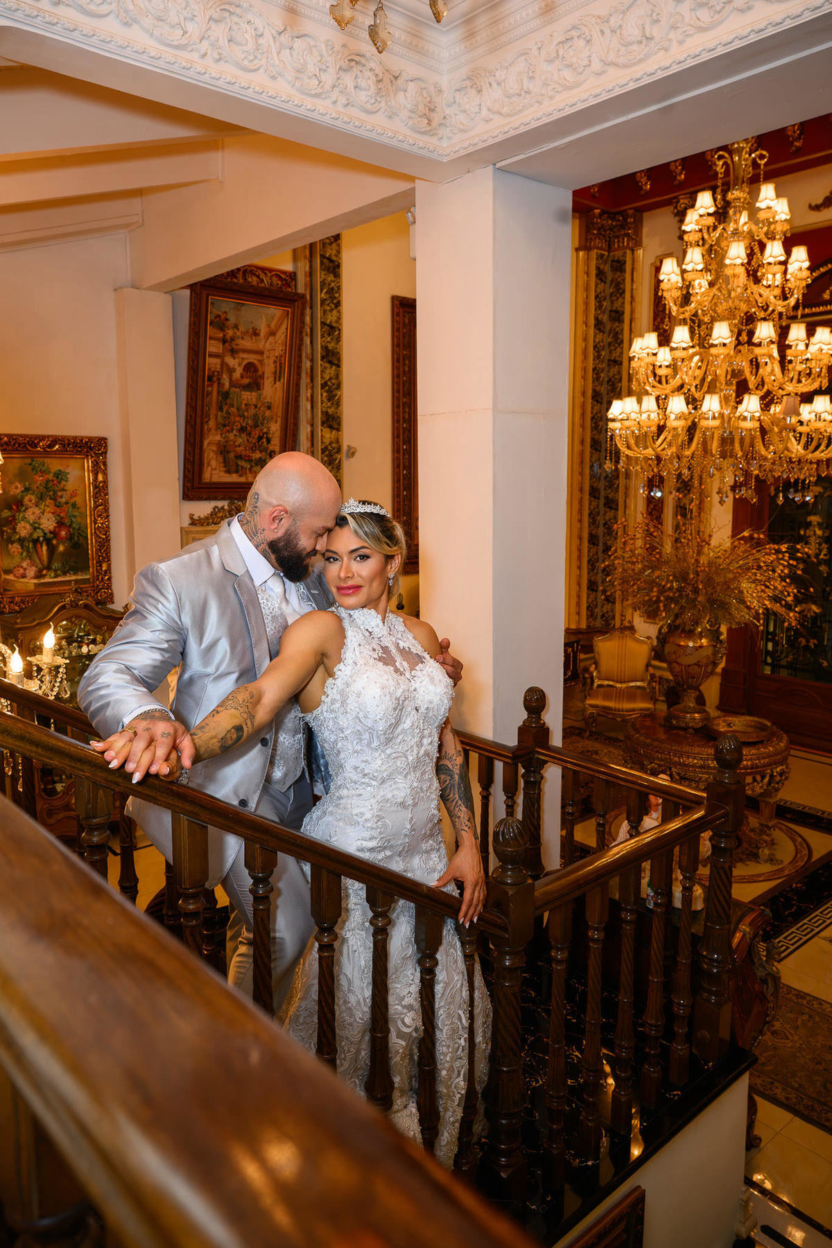 Retrato da noiva e do noivo na escada interna do Palazzo Canello em Itajaí