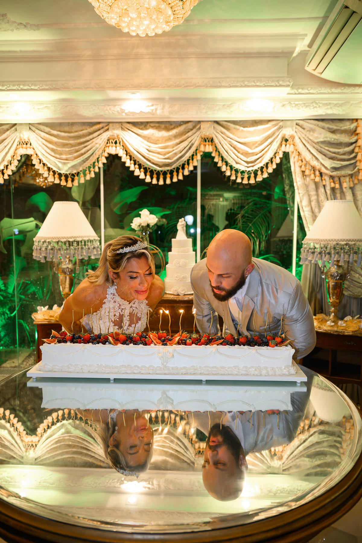Fotografia do bolo de casamento e da arquitetura do Palazzo Canello em Itajaí