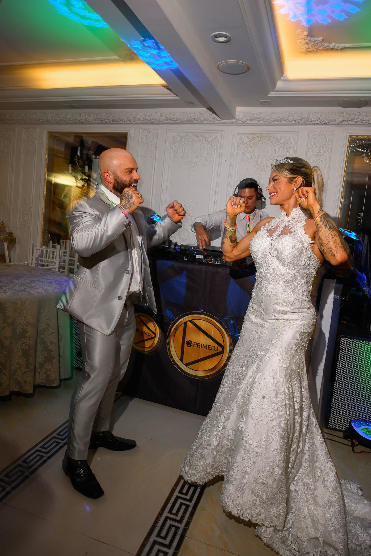 Fotografia espontânea da noiva e do noivo durante a festa de casamento em Itajaí