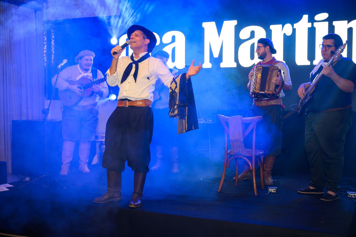 Joca Martins se apresenta com sua banda durante a festa de casamento.
