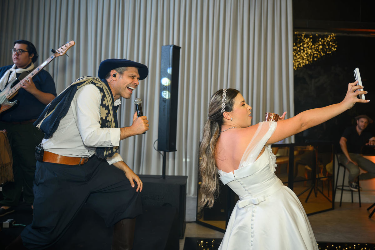 Noiva faz uma selfie com Joca Martins durante a festa de casamento.