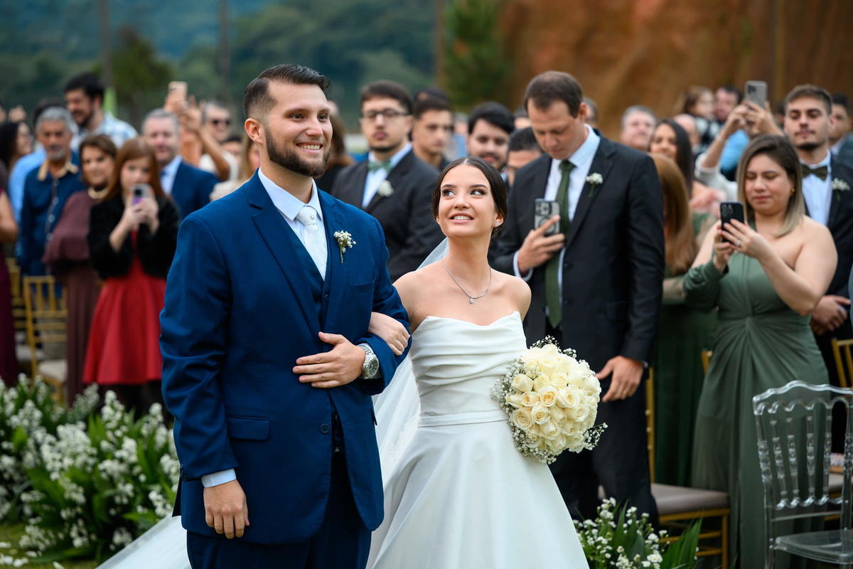 028-noivos-caminhando-cerimonia-casamento-camboriu