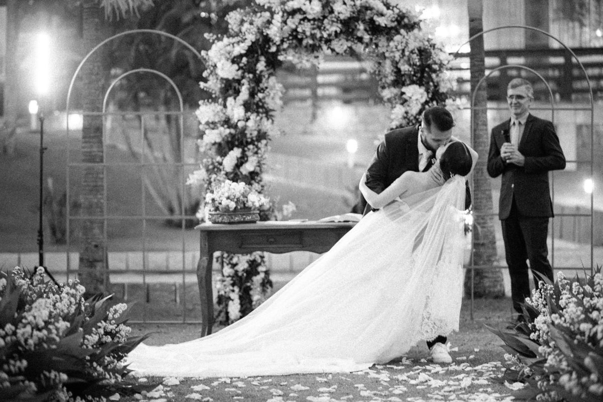 040-veu-movimento-beijo-noivos-casamento-camboriu