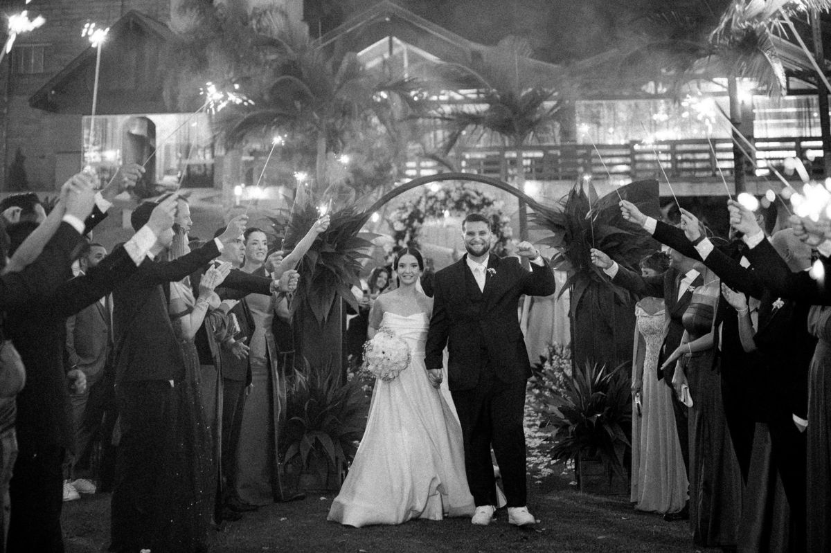 043-saida-noivos-preto-branco-casamento-camboriu