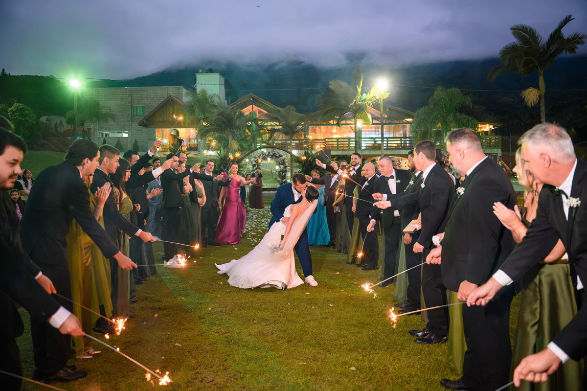 044-noivos-movimento-saida-luzes-casamento