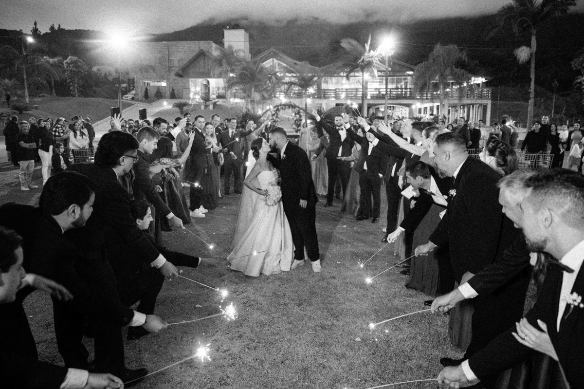 047-saida-noivos-ampla-preto-branco-casamento