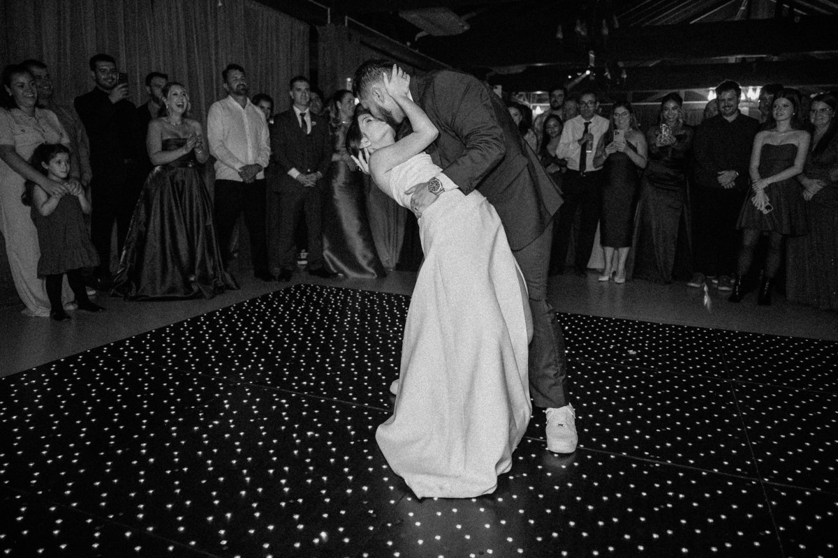 066-abraco-noivos-pista-preto-branco-casamento