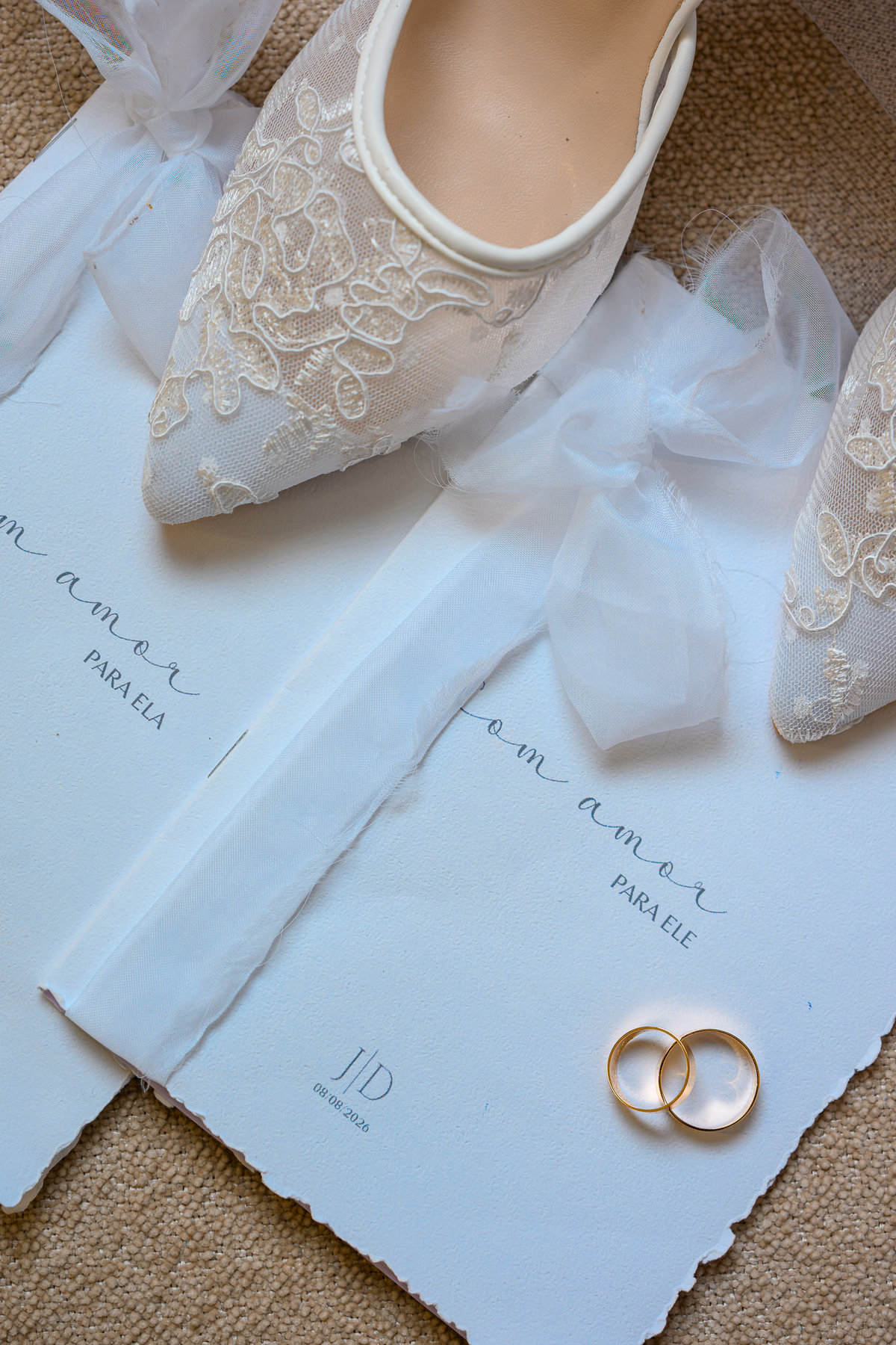 Sapatos convite e alianças nos detalhes do casamento
