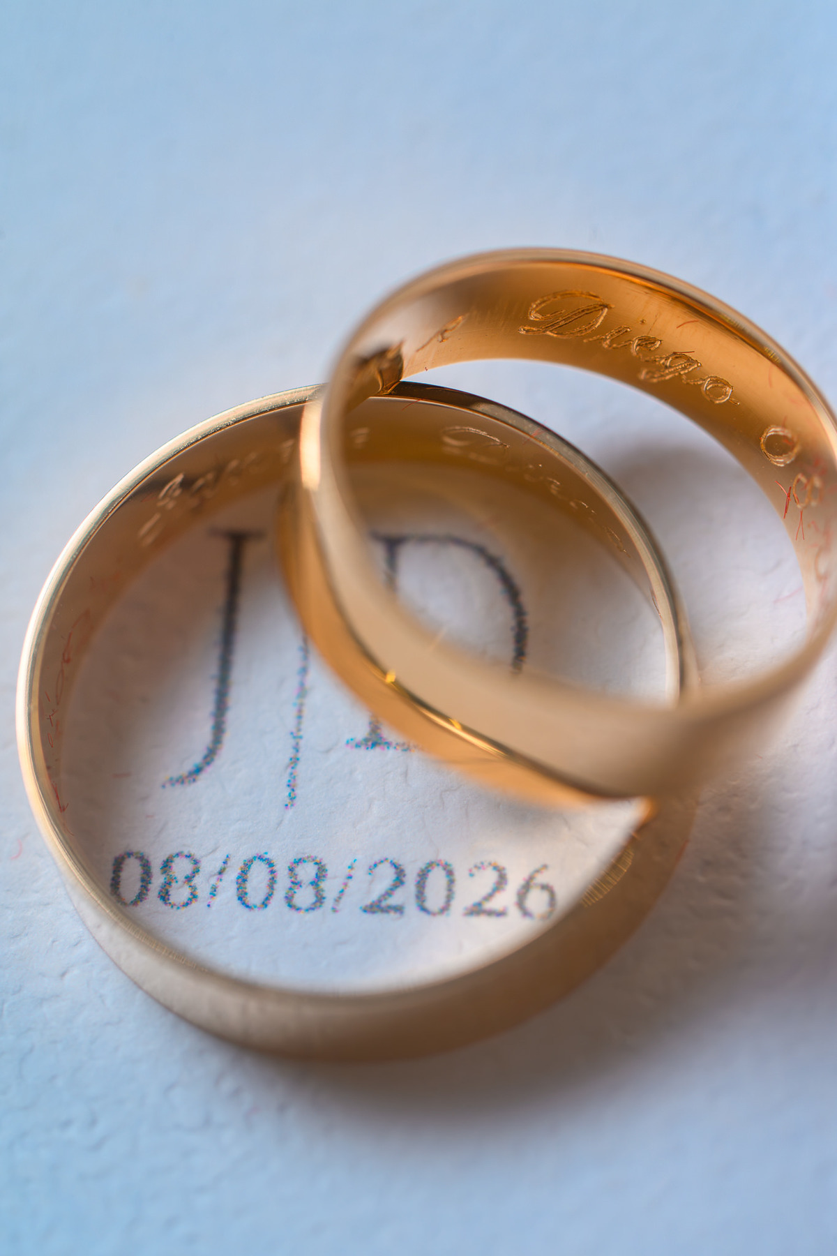 Alianças do casal com a data do casamento em destaque
