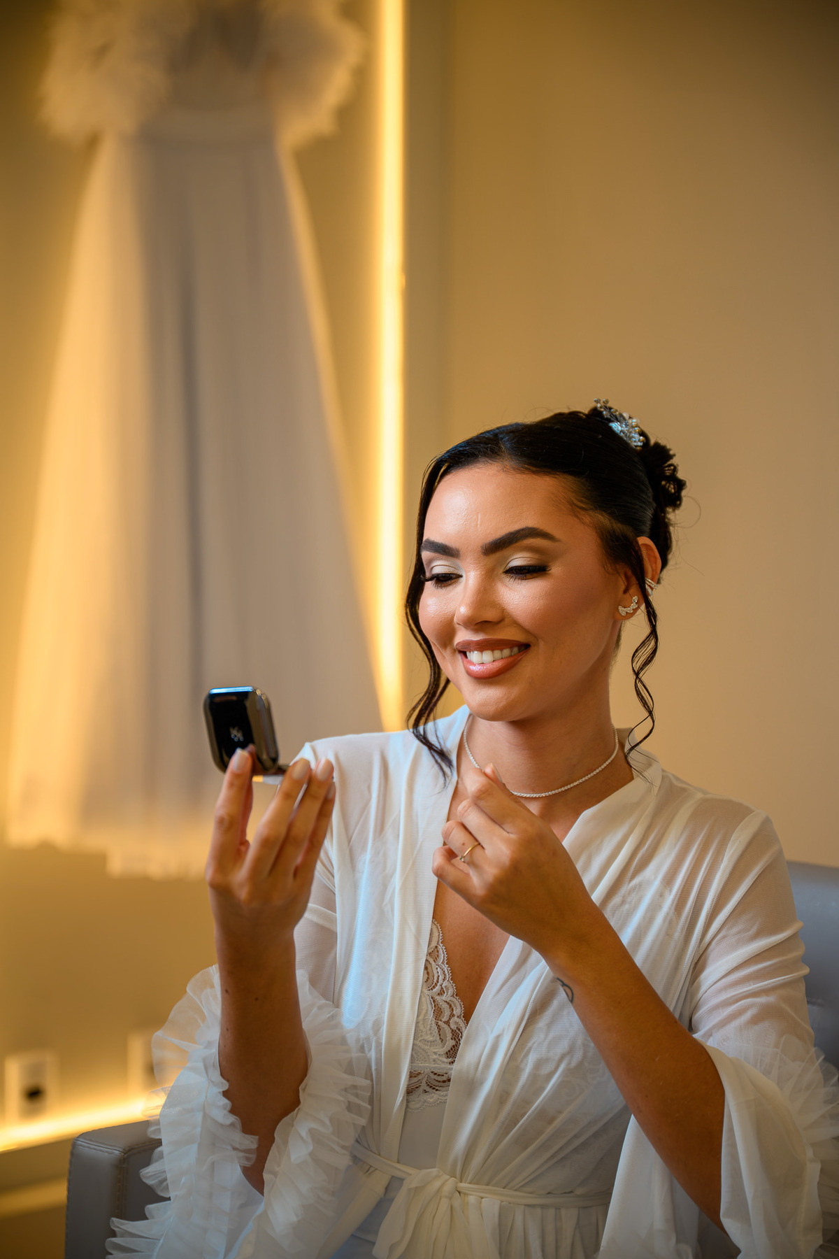Noiva passando perfume antes da cerimônia de casamento

