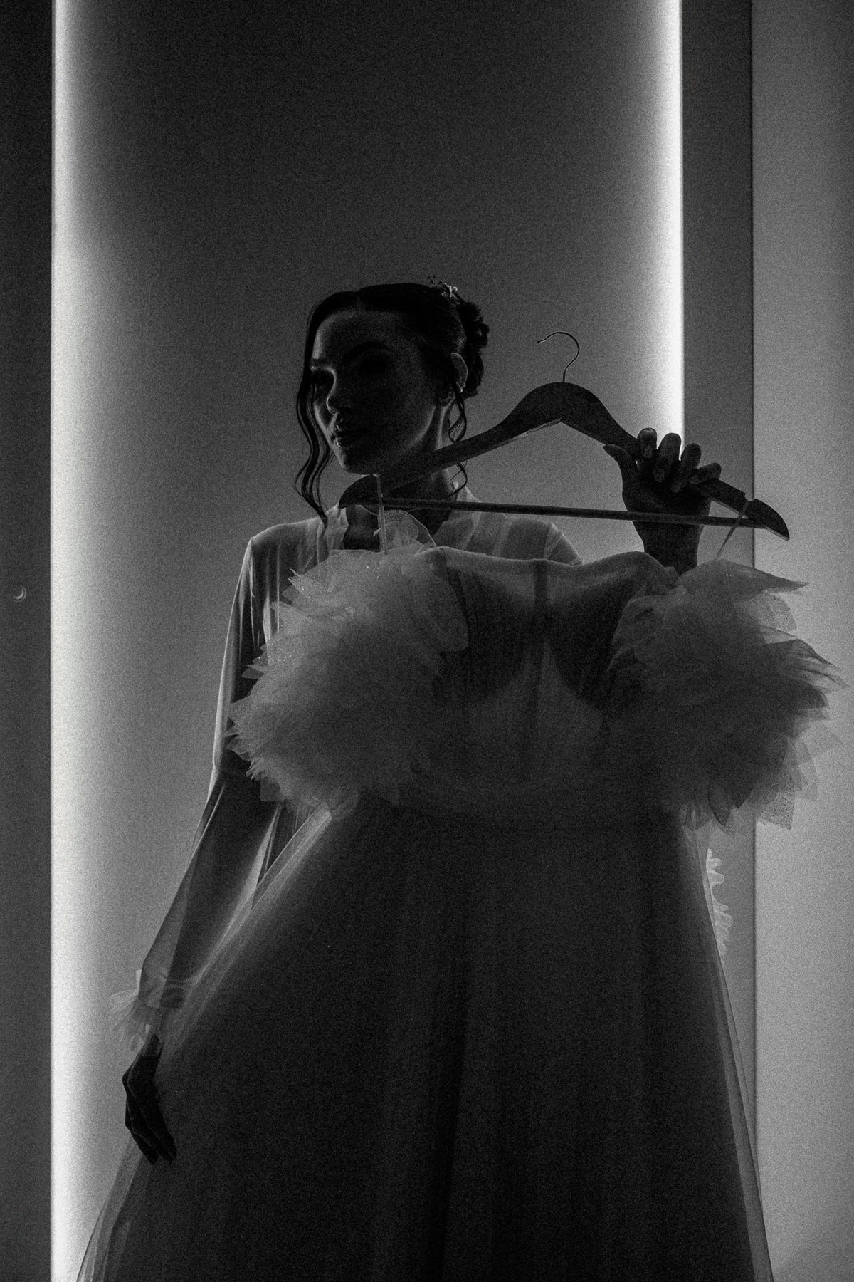 Noiva com vestido em retrato artístico preto e branco

