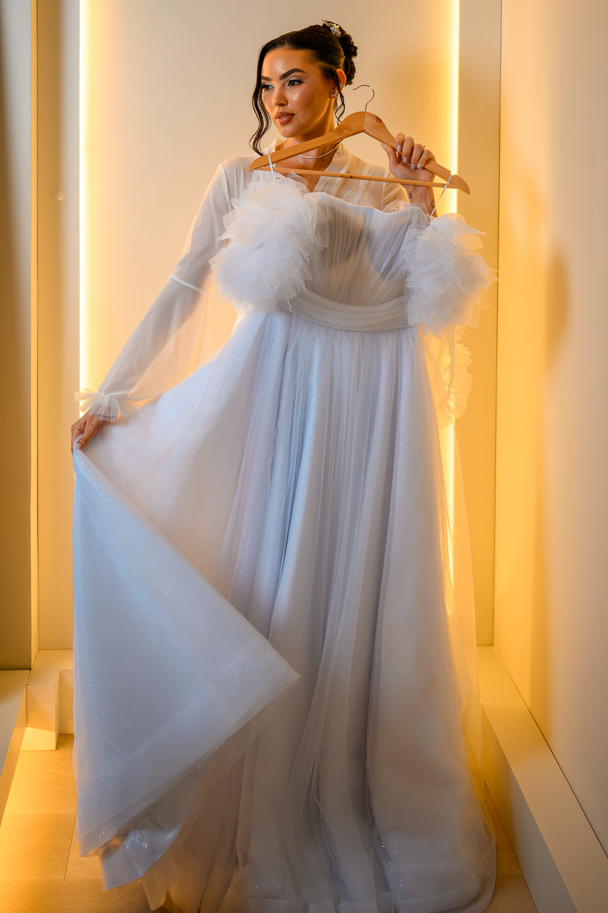  Noiva apresentando o vestido de casamento durante o making of
